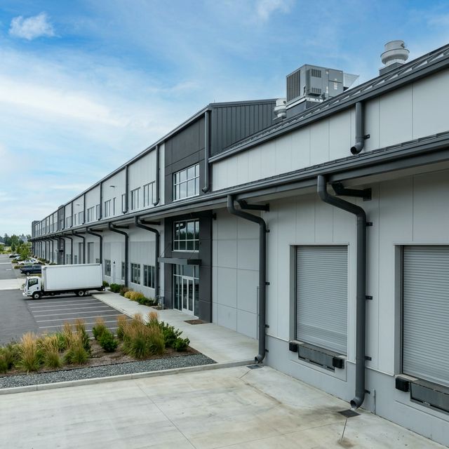 Commercial eavestroughing